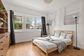 Rustic Double Room - Waterfront - Nearby Shops - Shared Bathroom, Sydney